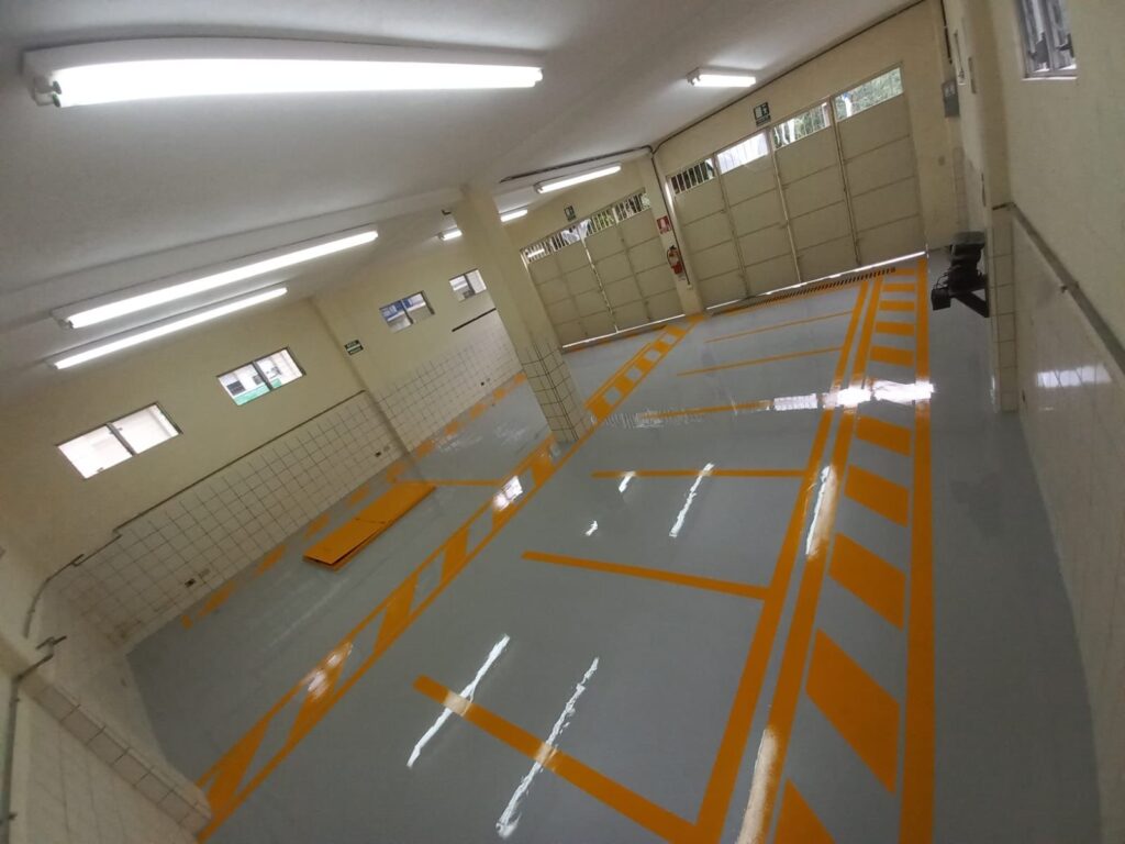 Pintura epoxica 100% solidos en piso de taller mecánico. Gris perla Pintura epoxica 50% solidos señalización amarillo sol.